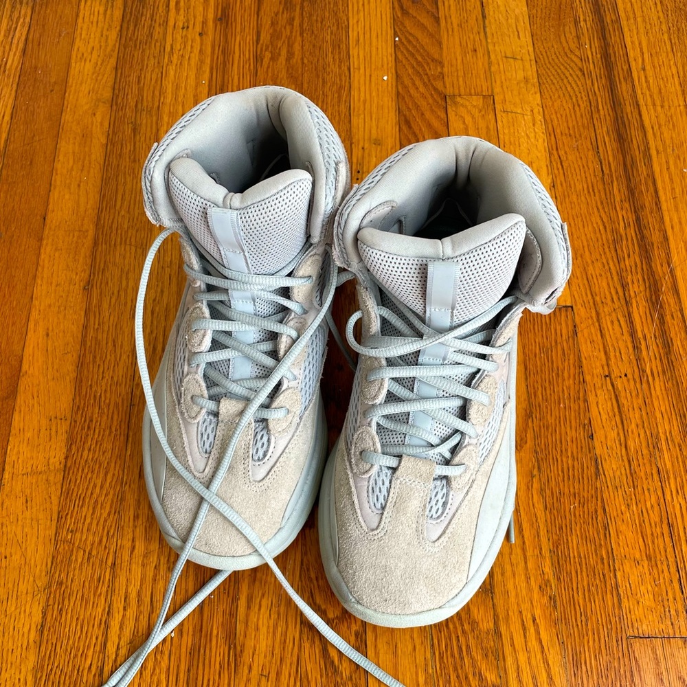 Adidas’s Grey kicks ☑️
